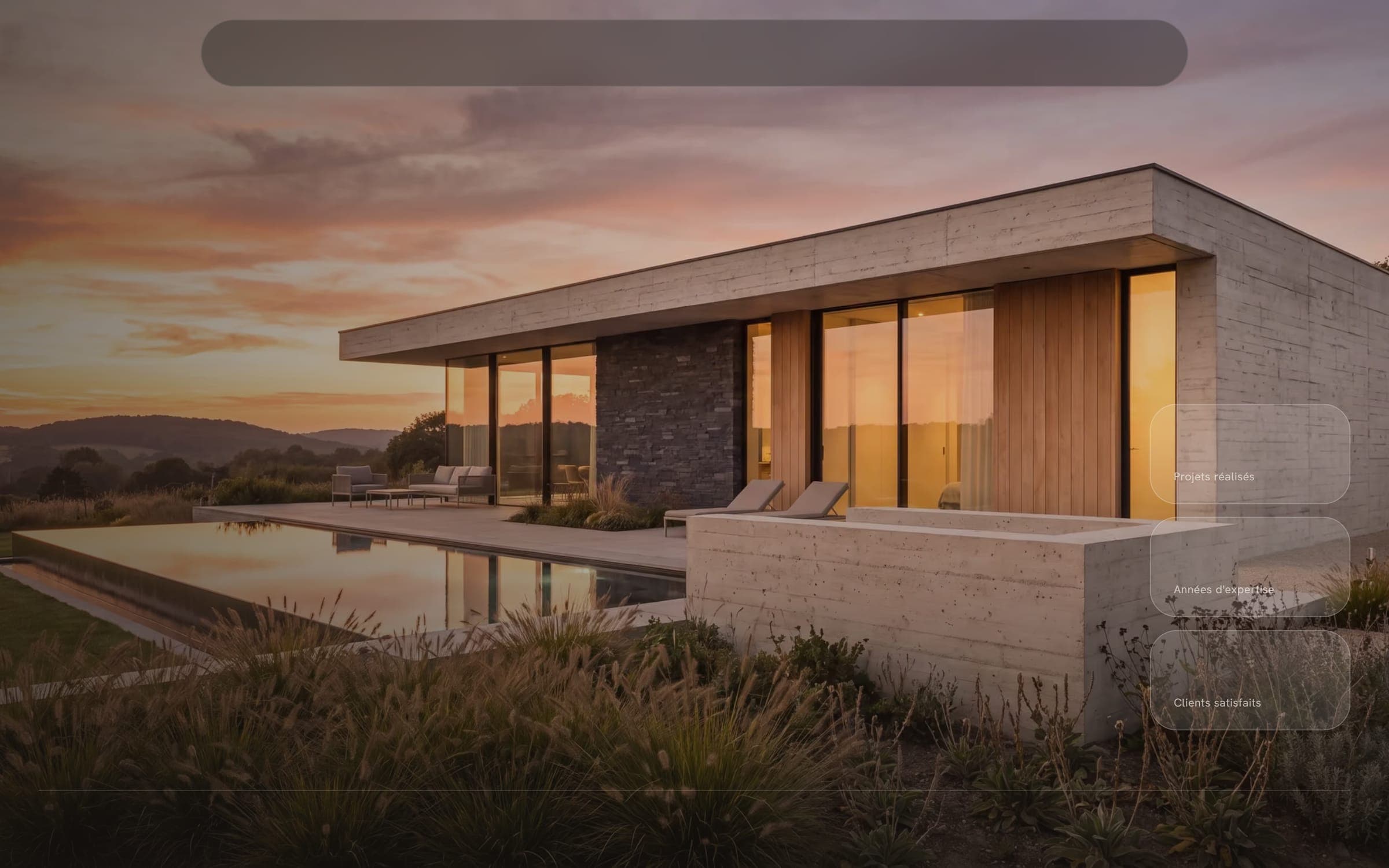 Villa contemporaine en pierre et bois au coucher du soleil, entourée d’herbes hautes