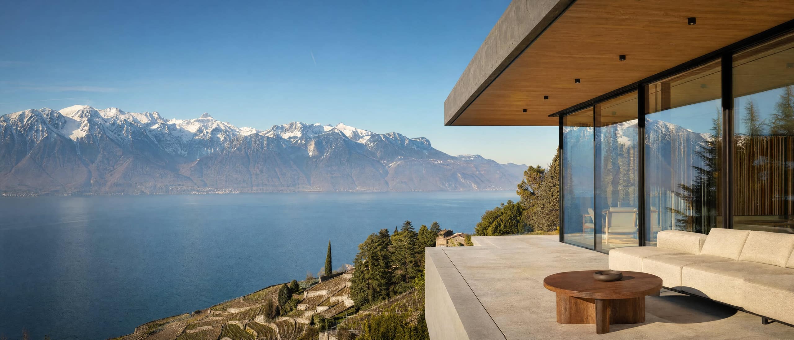 Terrasse contemporaine face au lac Léman et aux Alpes enneigées